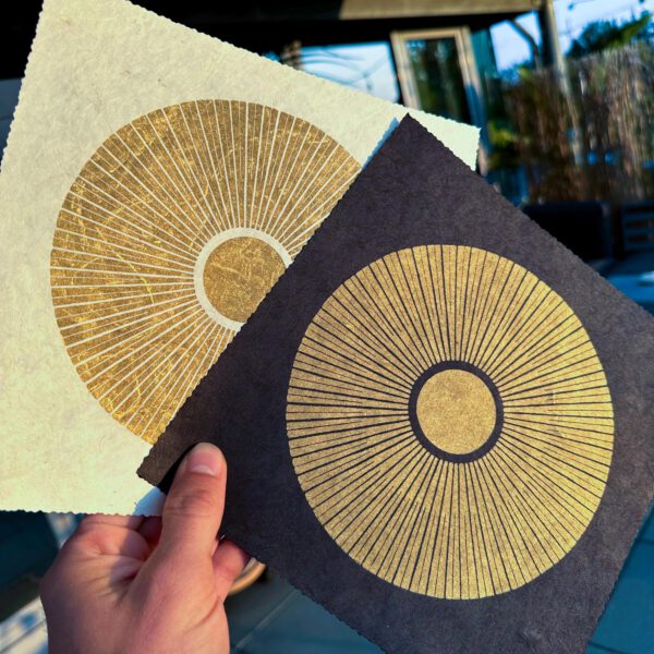 Central Sun Linoldruck 22 x 22 cm Gold auf Schwarz 8