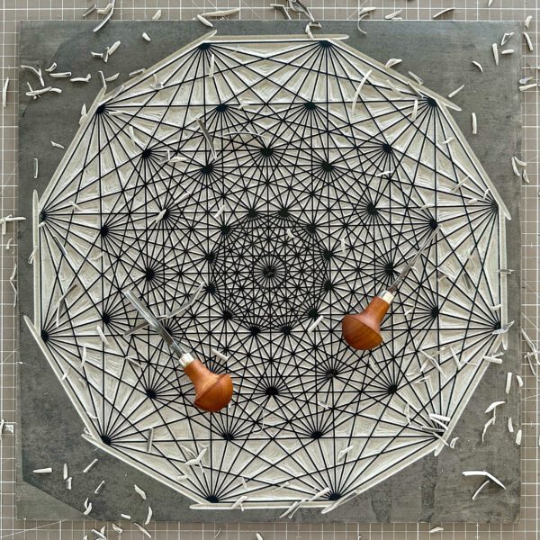 Demihepterakt Linoldruck 50 x 50 cm Gold auf Schwarz 1 scaled