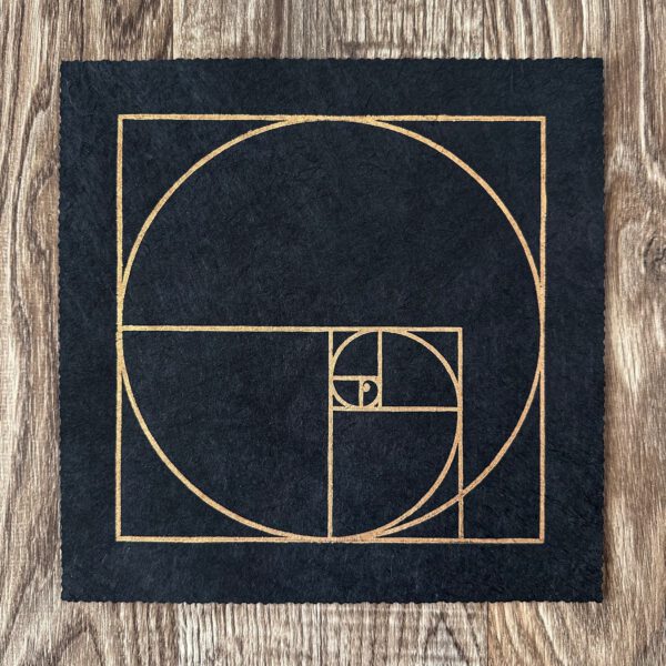 Fibonacci Sequenz Linoldruck 22 x 22 cm Gold auf Schwarz 9