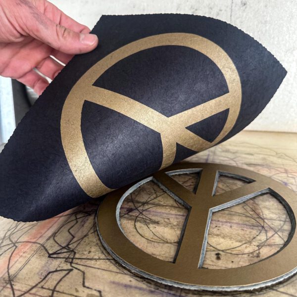 Real Peace Sign Linoldruck 22 x 22 cm Gold auf Schwarz