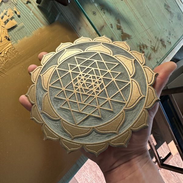 Sri Yantra Lotus Linoldruck 22 x 22 cm Gold auf Schwarz 1