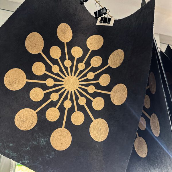 Starburst Linoldruck 40 x 40 cm Gold auf Schwarz 4