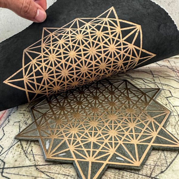 Stern Tetraeder 64 Linoldruck 22 x 22 cm Gold auf Schwarz 2 scaled