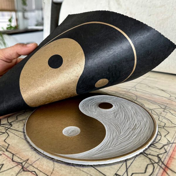 Yin Yang Linoldruck 22 x 22 cm Gold auf Schwarz 3 scaled