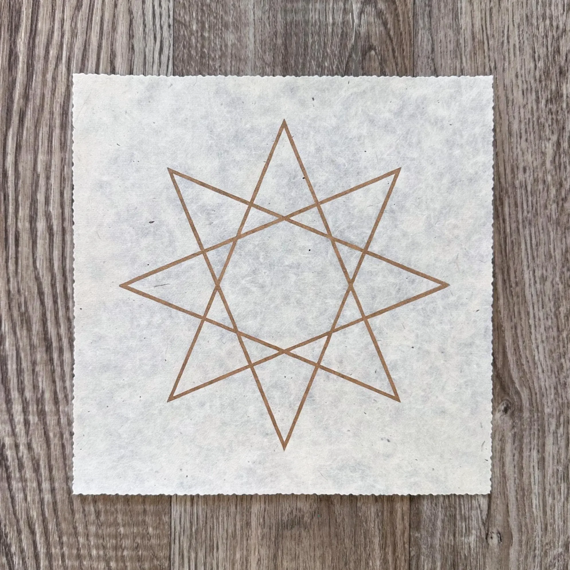 Oktagramm 8-3_Gold-Natur_Stern Linoldruck_Veskor Cassiopeia_11 Oktagramm {8/3} – Bild 1