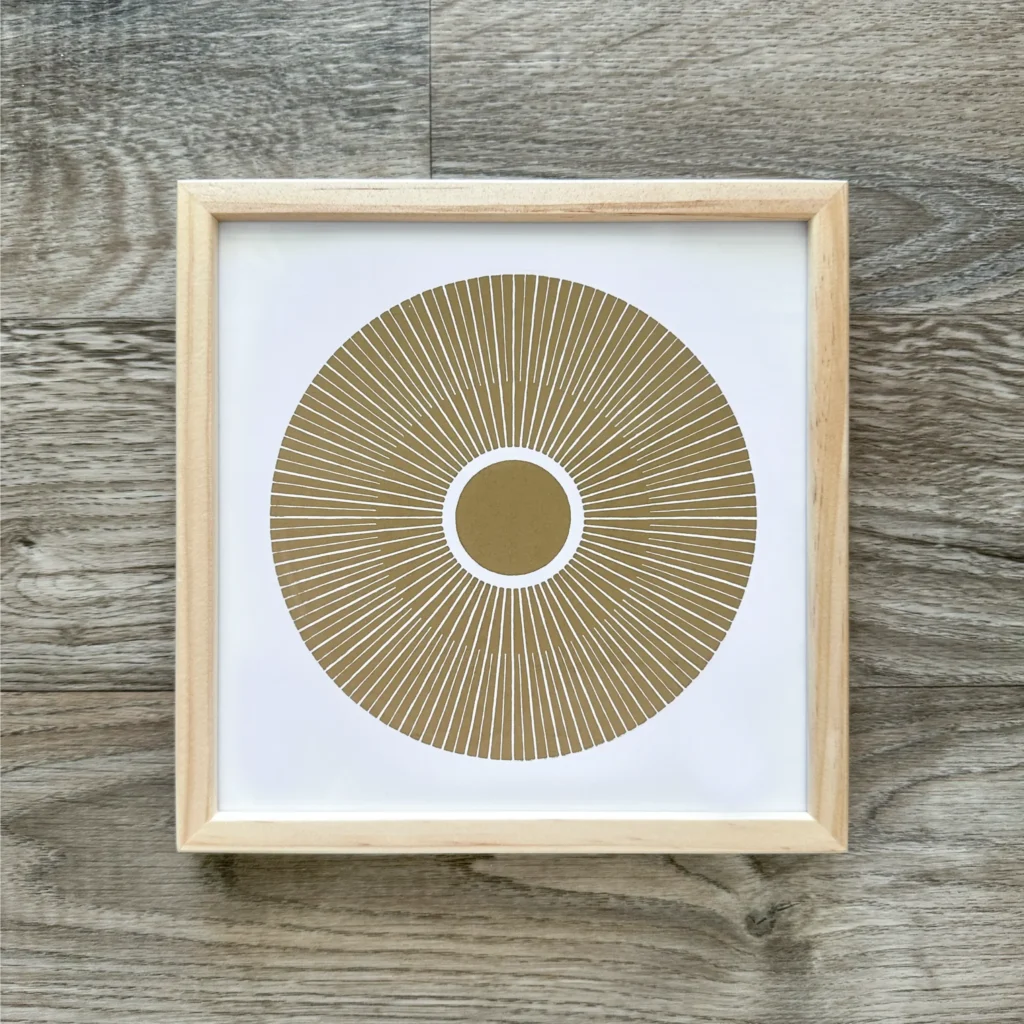 Veskor Cassiopeia Gerahmter Linoldruck Central Sun 20 x 20 cm Gold auf Weiss 15