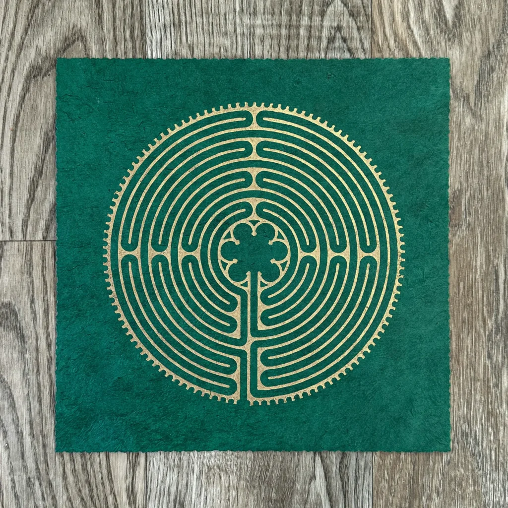 Veskor Cassiopeia Linoldruck Labyrinth von Chartres 22 x 22 cm Gold auf Smaragdgruen 3