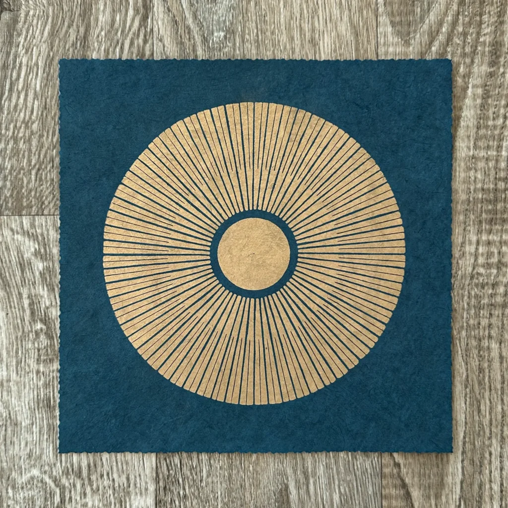 Veskor Cassiopeia Linoldruck Central Sun 22 x 22 cm Bronze auf Petrol 6