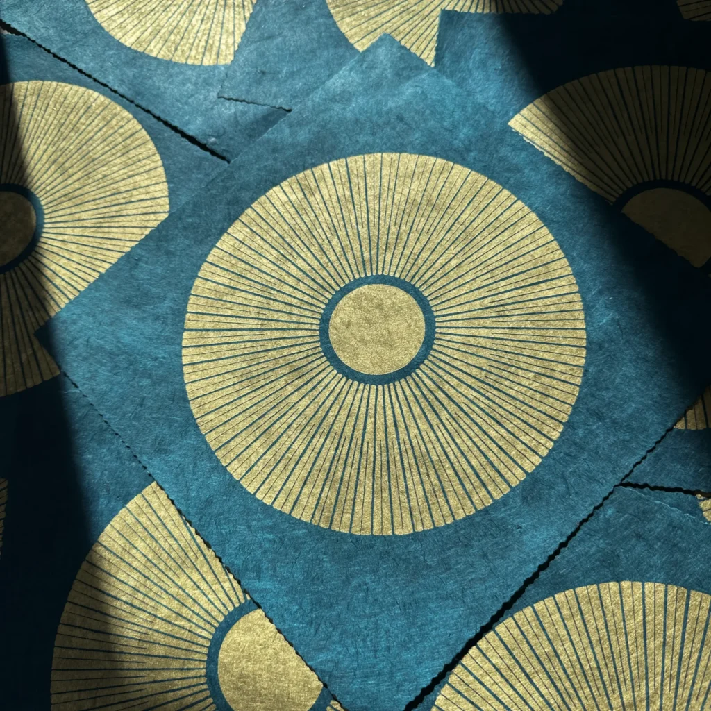 Veskor Cassiopeia Linoldruck Central Sun 22 x 22 cm Gold auf Petrol 19