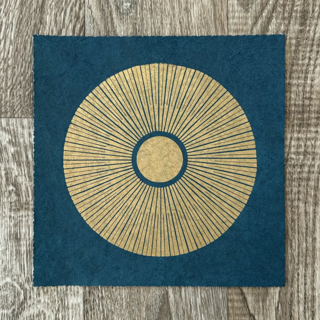 Veskor Cassiopeia Linoldruck Central Sun 22 x 22 cm Gold auf Petrol 6