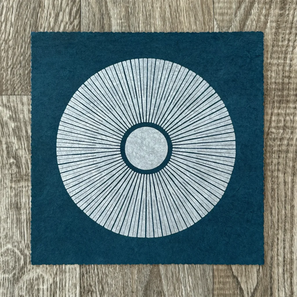 Veskor Cassiopeia Linoldruck Central Sun 22 x 22 cm Silber auf Petrol 5