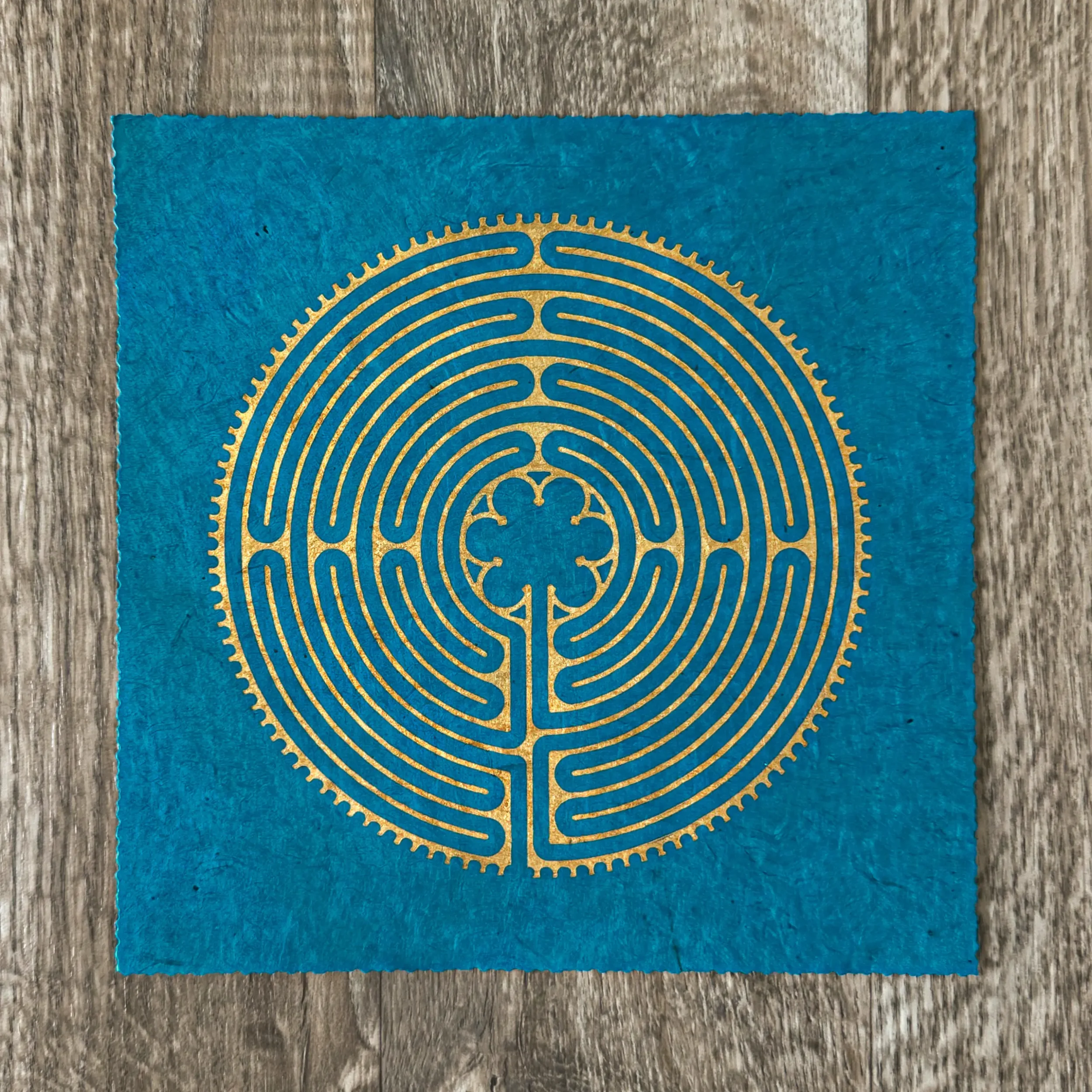 Veskor Cassiopeia_Linoldruck_Labyrinth von Chartres_22 x 22 cm_Gold auf Cyan_7 Labyrinth von Chartres – Bild 1